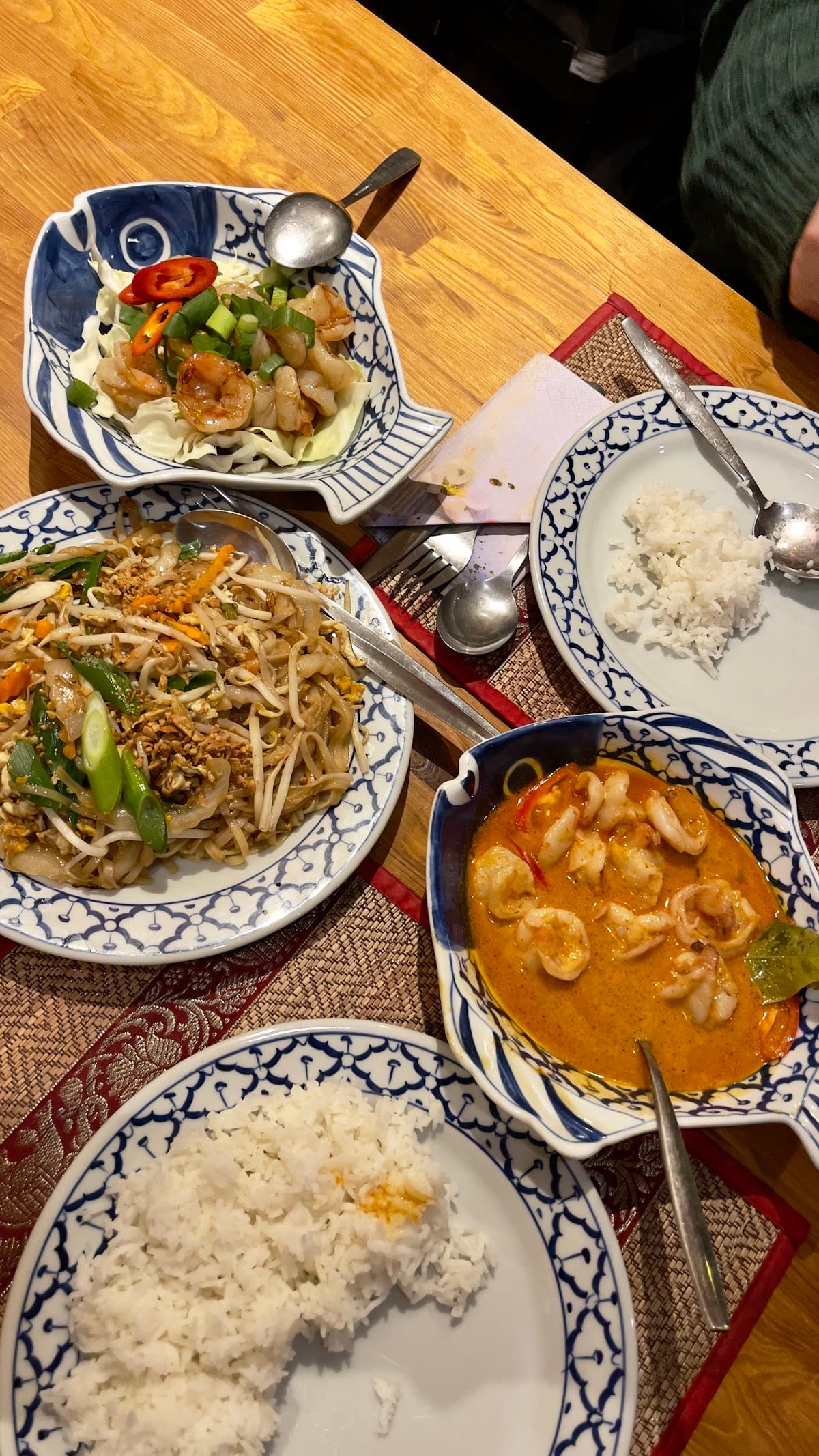 Noedels, rode curry en gestoomde rijst bij Kwan kookt Thais, gefotografeerd door een gast